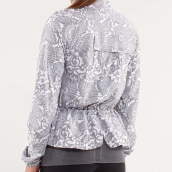 (2475) LULULEMON Run: Travel To Track Jacket *Print Sz 10/12 P2P=17.5" **LOVED** - Picture 2 of 10